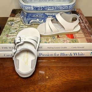 Like new pair of Sun San Sea Wees size 4